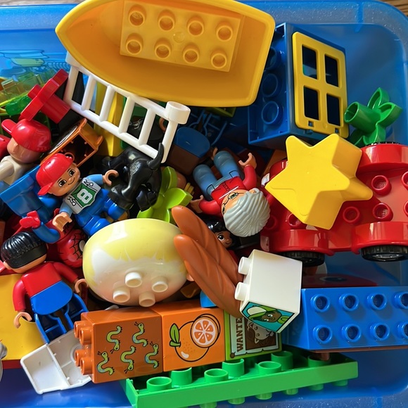 Lego Duplo Building Blocks 100 piece Surprise Box - Picture 2 of 3